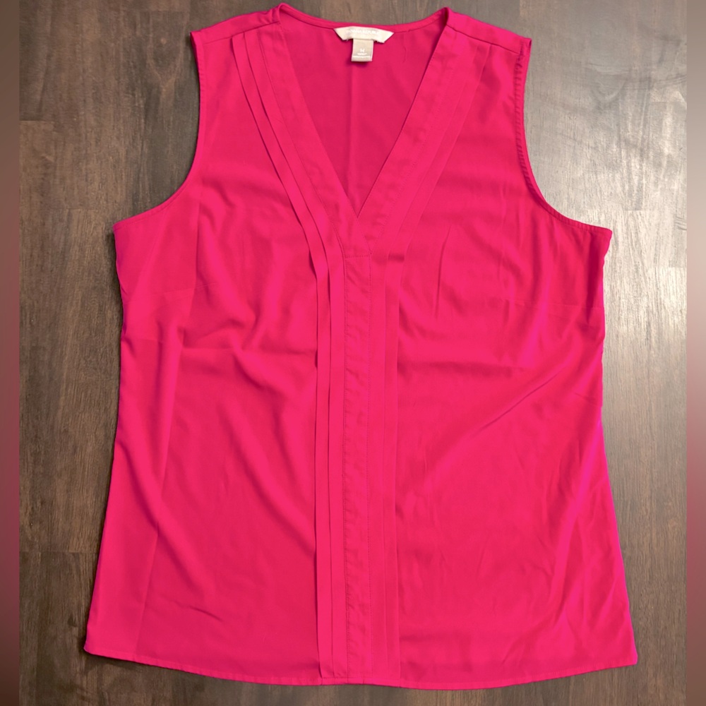 Banana Republic Fuchsia polyester sleeveless V-neck blouse with front pleats🩷
